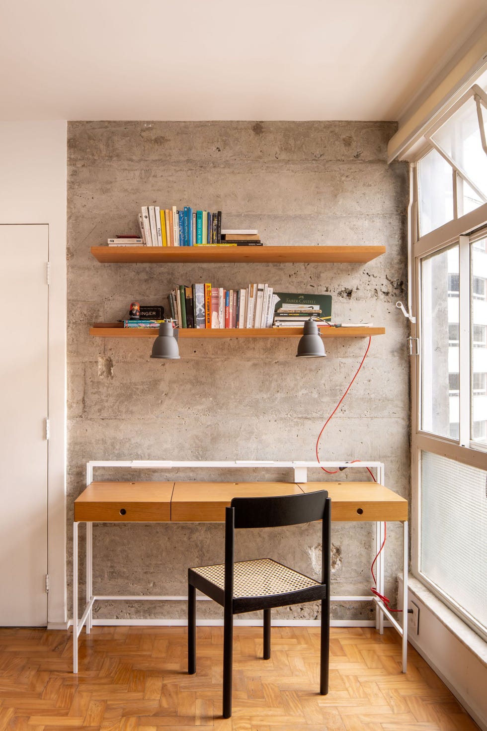 celosias en la cocina y una puerta roja, la reforma de este apartamento conecta funcionalidad y diseno