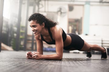 een vrouw doet een plank