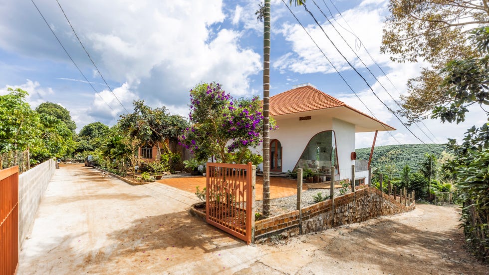 arquitectura organica, curvas y materiales naturales para una casa que redefine el concepto de hogar en un entorno tropical