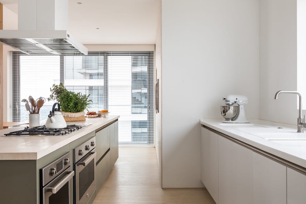 casa de 540 metros con ventanales de suelo a techo, espacios abiertos y lineas limpias tras una reforma estructural