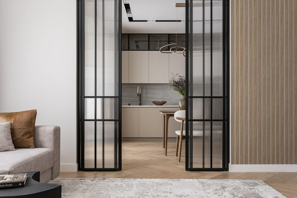 diseñada por pinteriors, esta casa combina líneas puras, curvas suaves y una paleta clara con texturas naturales, logrando un interior funcional, acogedor y lleno de detalles cuidados.