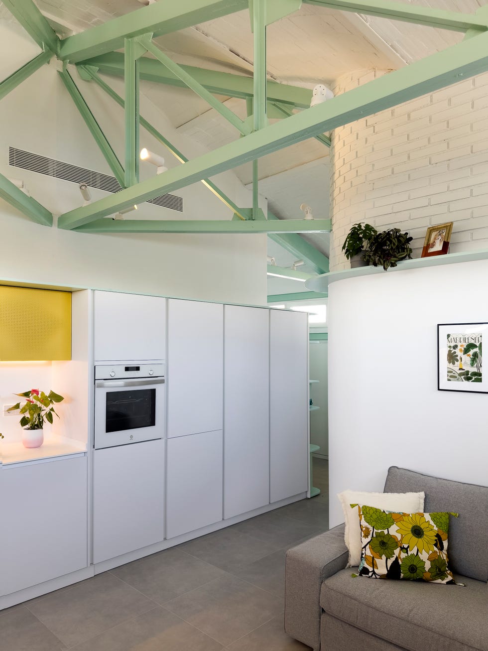 casa jn109 era una casa del madrid de los 70 con techos bajos y poca luz y ahora es un atico luminoso en verde y amarillo