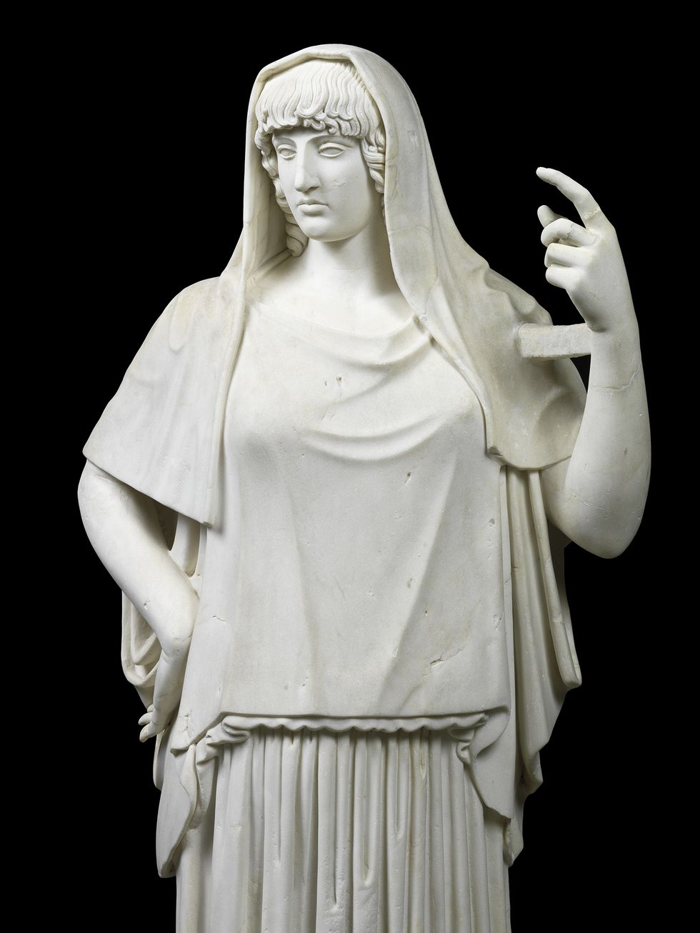 La statua di divinità "Hestia Giustiniani" in marmo pario, appartenente alla collezione dei marmi Torlonia