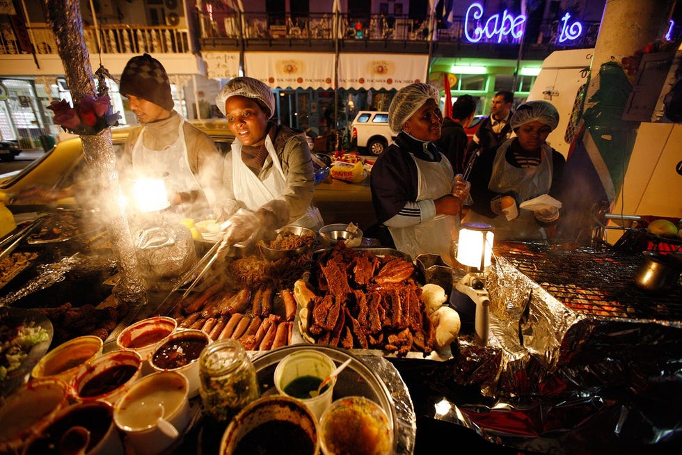 Braai bij een straatkraampje in Long Street Kaapstad Foto Hoberman CollectionGetty Images