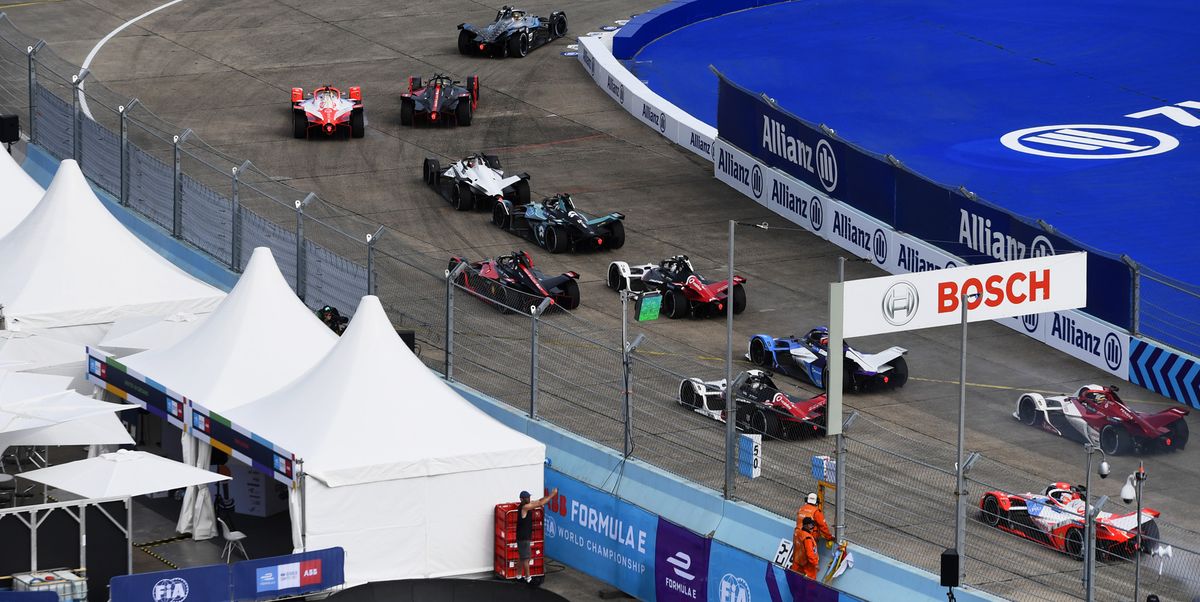 stoffel vandoorne bel, mercedes benz eq, eq silver arrow 02, leads oliver rowland gbr, nissan edams, nissan imo3, alexander sims gbr, mahindra racing, m7electro, norman nato fra, venturi racing, silver arrow 02, and the rest of the field at the start