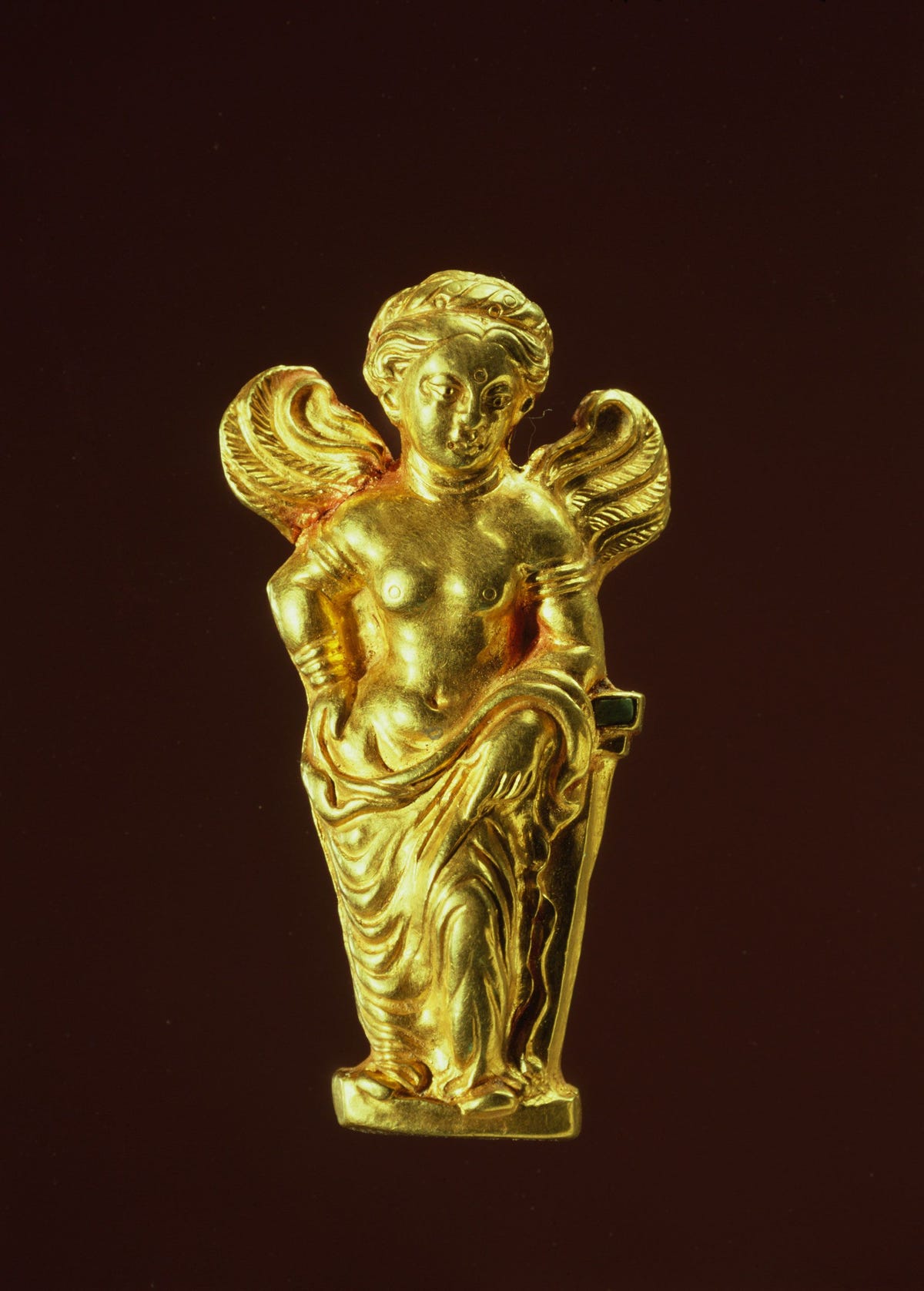 Dit gouden figuurtje heeft bekende trekken maar ook exotische Het stelt de Griekse godin van de liefde voor met een Indiase decoratie op haar voorhoofd Het beeldje komt uit de beroemde Bactrische schat een verzameling van duizenden tweeduizend jaar oude gouden voorwerpen die in 1978 werd opgegraven op begraafplaatsen van nomaden in Afghanistan Vermoed werd dat de schat was gestolen maar het grootste deel ervan werd in 2003 teruggevonden in een bankkluis in Kaboel