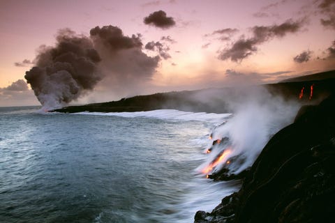 10x Plekken op Hawaï die je omverblazen In de staat Hawa zijn er vijf actieve vulkanen en vier daarvan liggen op het Grote Eiland De spectaculairste is de Kilauea die al sinds 1983 voortdurend uitbarst en bekend staat als een van de meest actieve vulkanen ter wereld Je hebt een goed uitzicht over de krater vanaf de bijna achttien kilometer lange Crater Rim Drive Kraterrandweg die om de top van de caldera loopt Wie nog meer natuurgeweld wil zien kan de Chain of Cratersweg Kraterketenweg dertig kilometer afrijden die je ruim 1100 meter omlaag naar de kust brengt waar je lava de oceaan in ziet stromen