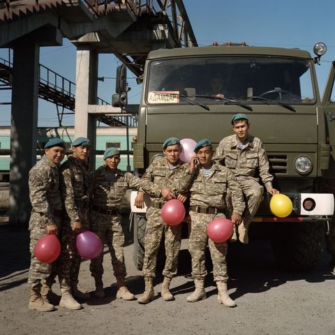 Kazachse soldaten poseren voor een foto op het station van Oesjtobe