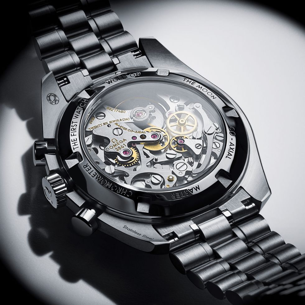 omega全新超霸登月錶登場！「熊貓」黑圈白盤配色帥翻，價格、手錶細節一次看