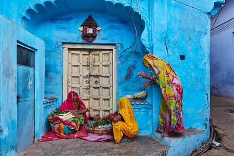 In Jodhpur Rajasthan dragen vrouwen in kleine knoopjes geverfde saris in de Bandhanistijl die voor deze regio typerend is De patronen ontstaan door stukjes stof in piepkleine bundeltjes te knopen waardoor de verf op die plekken niet goed aan de stof hecht