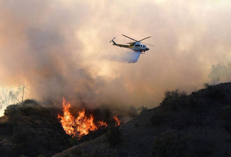 Wildfire, Fire, Helicopter, Rotorcraft, Atmospheric phenomenon, Smoke, Heat, Sky, Sikorsky s-64 skycrane, Firefighter, 