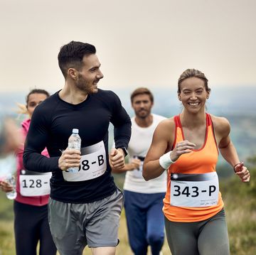 een man en vrouw lopen een hardloopwedstrijd en kijken erg blij