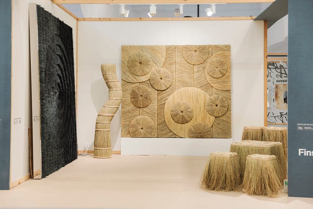 instalacion de la artesana sagarminaga con piezas de fibras vegetales
