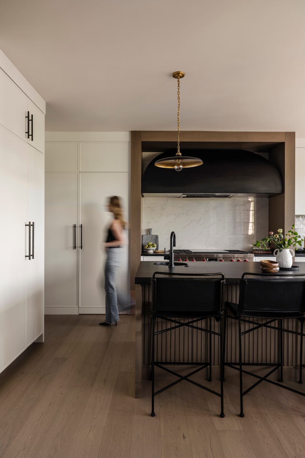 vivienda familiar que combina madera, metales brunidos y diseno a medida para vivir con estilo y funcionalidad
