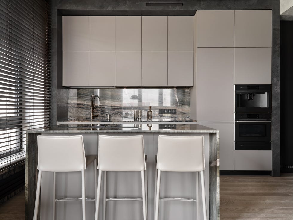 apartamento con isla de cocina escultorica, arte personalizado y soluciones funcionales a medida