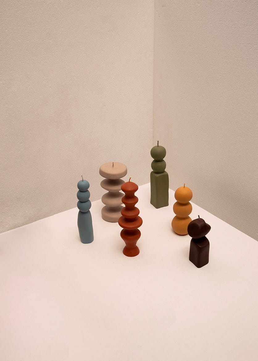velas de colores de mulier studio colocadas en una esquina en blanco