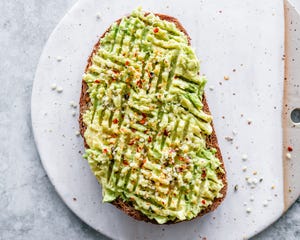 toast met smashes avocado, chilipoeder en hennepzaad