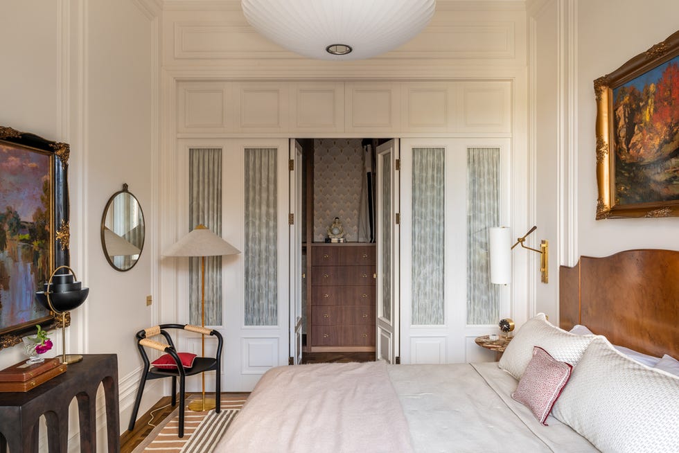 un apartamento de techos altos que combina historia, diseno, arte y funcionalidad