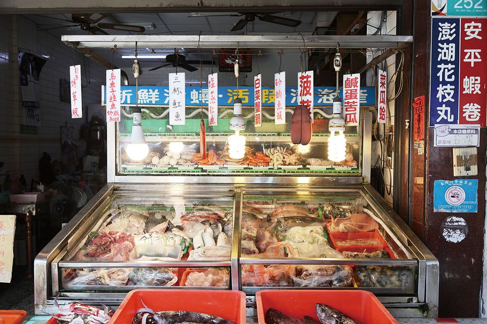竹海產數十年來如一日的職人堅持，從冰櫃裡陳列的閃閃發亮鮮魚可見一斑。