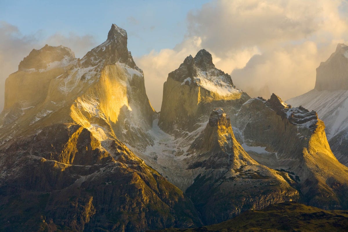 De scherpe pieken van het Andesgebergte rijzen op uit het Chileense landschap
