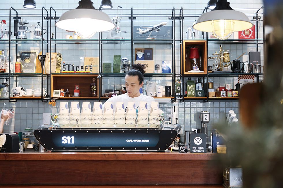 臺南永康人。年輕時迷上咖啡，走上自烘咖啡研究之路，創立st1 cafework room 一街咖啡，也是stablenice bldg、paripari apt等咖啡名所的味道靈魂。