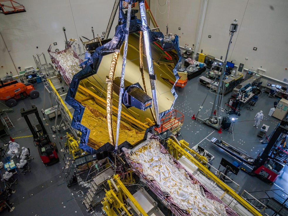 Op deze foto die in juli 2020 werd genomen van de cleanroom van Northrop Grumman in Redondo Beach Californi lijken de medewerkers net mieren vergeleken met NASAs James Webbruimtetelescoop
