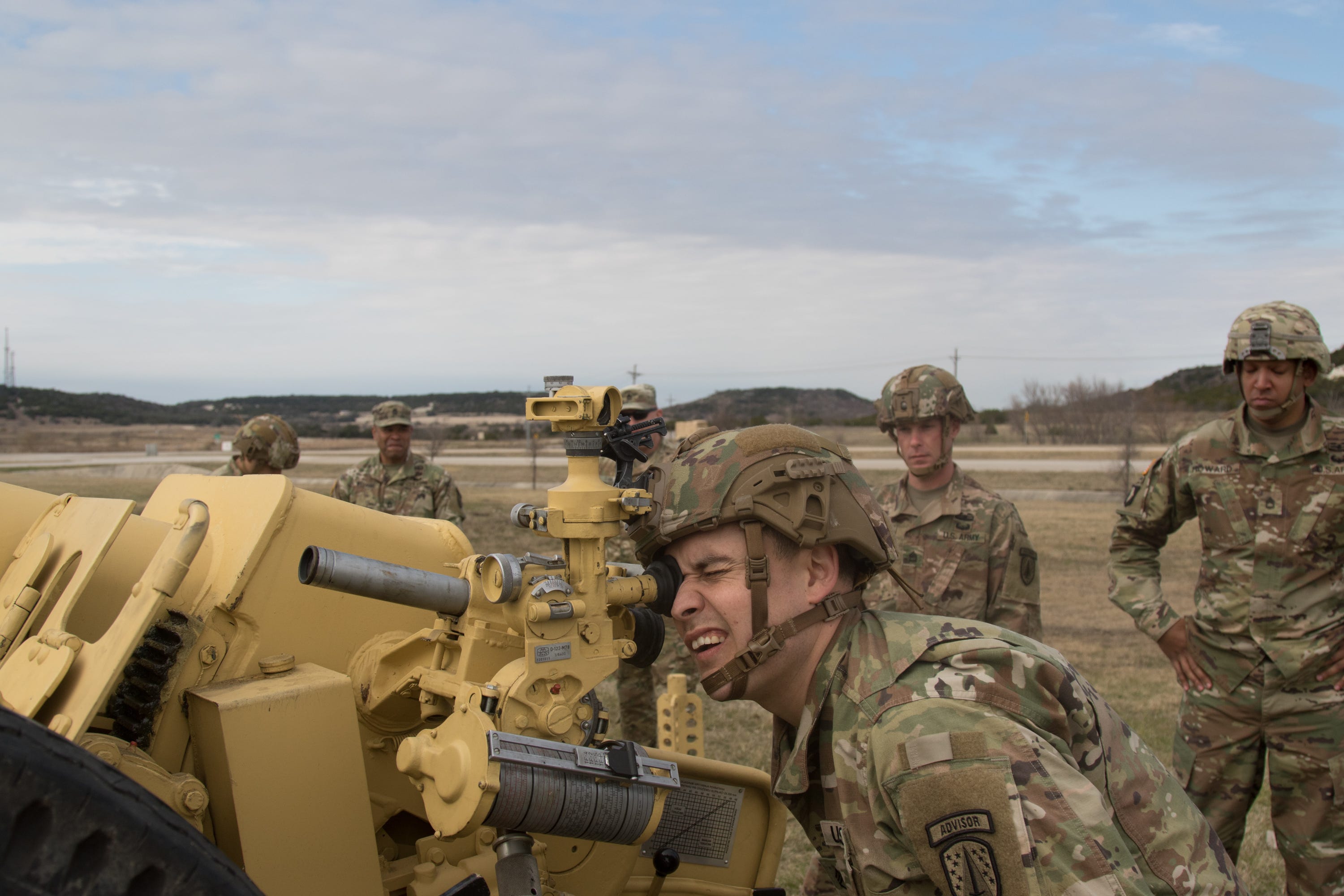 U.S. Troops Are Training to Operate Cold War-Era Howitzers