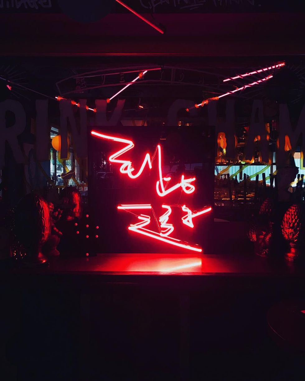 Neon, Light, Red, Visual effect lighting, Lighting, Neon sign, Electronic signage, Room, Event, Darkness, 