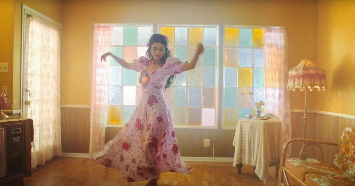 we're obsessed with the decor and interior design of selena gomez's new music video for "de una vez"
