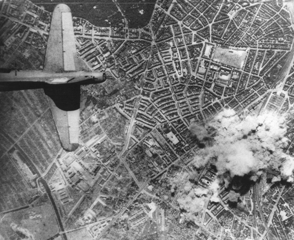 Bij de Geallieerde luchtaanvallen vielen tienduizenden doden onder de inwoners van Hamburg en werd ruim de helft van alle gebouwen in de stad verwoest Uiteindelijk brachten de bombardementen het einde van de Tweede Wereldoorlog niet naderbij de oorlog zou daarna nog twee jaar duren