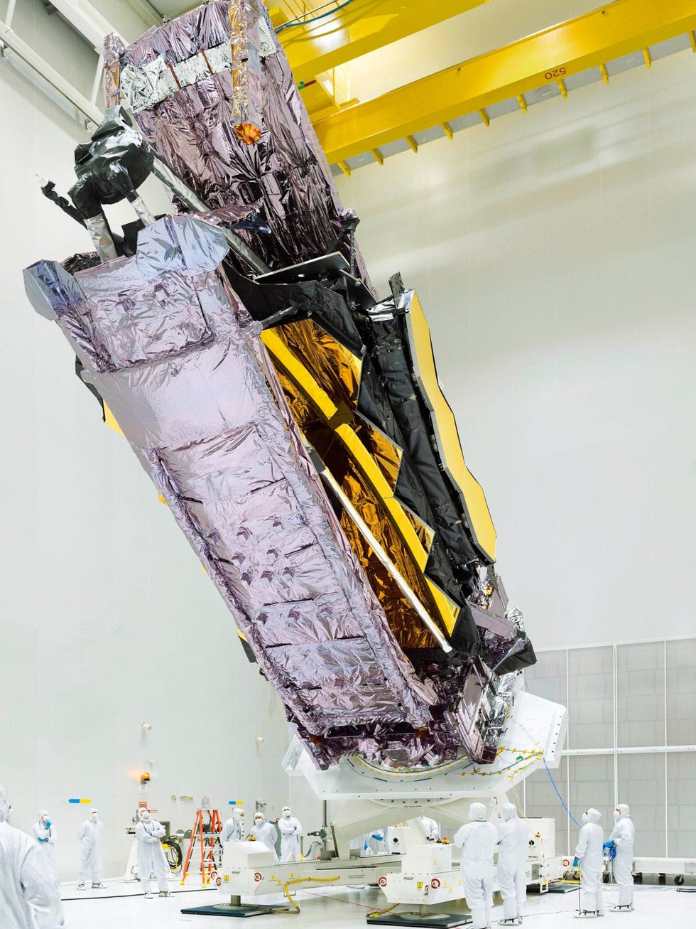 51602734722_bd0970631d_k Na een reis van bijna tienduizend kilometer per boot van de Verenigde Staten naar Frans Guyana wordt de James Webbruimtetelescoop in de cleanroom geplaatst voordat deze wordt gelanceerd De complexe infraroodtelescoop zal spectaculaire beelden opleveren van de vroegste dagen van het heelal Als de lancering later deze maand ten minste veilig en probleemloos verloopt Als er een probleem optreedt kan dit niet worden verholpen De telescoop staat ruim anderhalf miljoen kilometer van de aarde geparkeerd