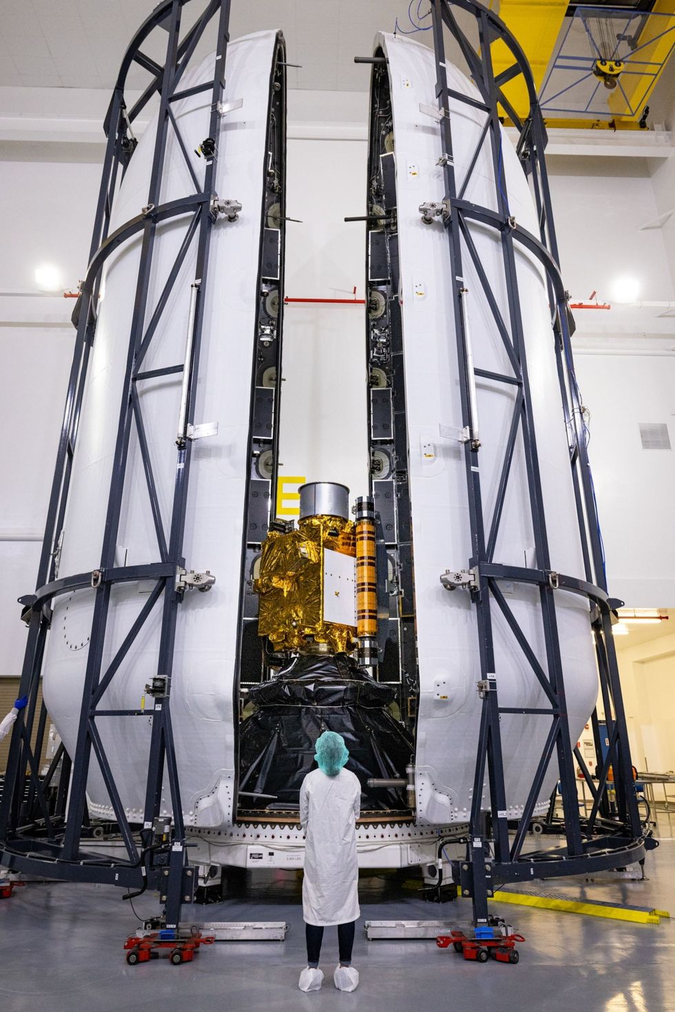 Op 16 november 2021 sluiten de twee helften van de beschermende neus van een Falcon 9raket zich rond de NASAruimtesonde DART Double Asteroid Redirection Test in de Payload Processing Facility van SpaceX op de Vandenberg Space Force Base in Californi
