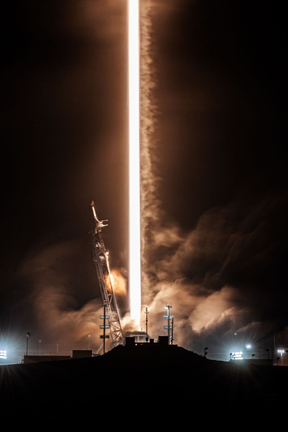 De ruimtesonde DART wordt op 24 november 2021 om 721 Nederlandse tijd op een SpaceX Falcon 9raket gelanceerd vanaf het Vandenberg Space Force Base in Californi voor de allereerste test van een methode om de aarde te verdedigen tegen planetoden of kometen die een mogelijk dreiging kunnen vormen