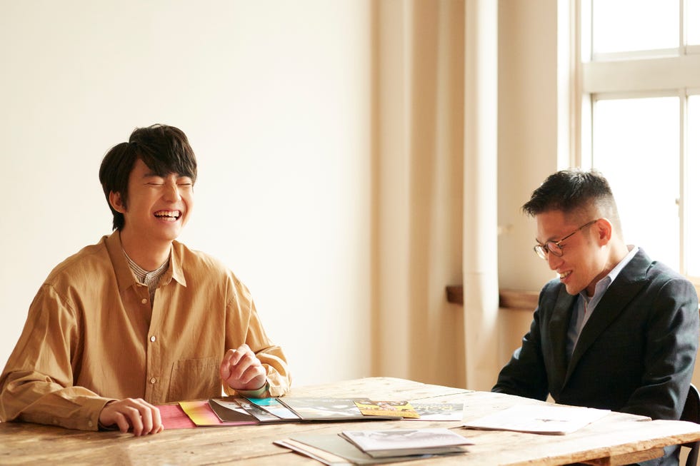 Window, Sitting, Table, Conversation, White-collar worker, Desk, Job, Daylighting, Management, Kimono, 