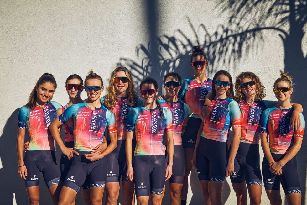 groep wielrensters van team canyon sram racing 2024﻿