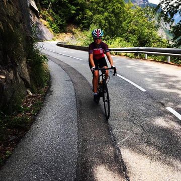 Elisa Bouma, volgers van BicyclingNL, rijdt de Col d'Ornon op