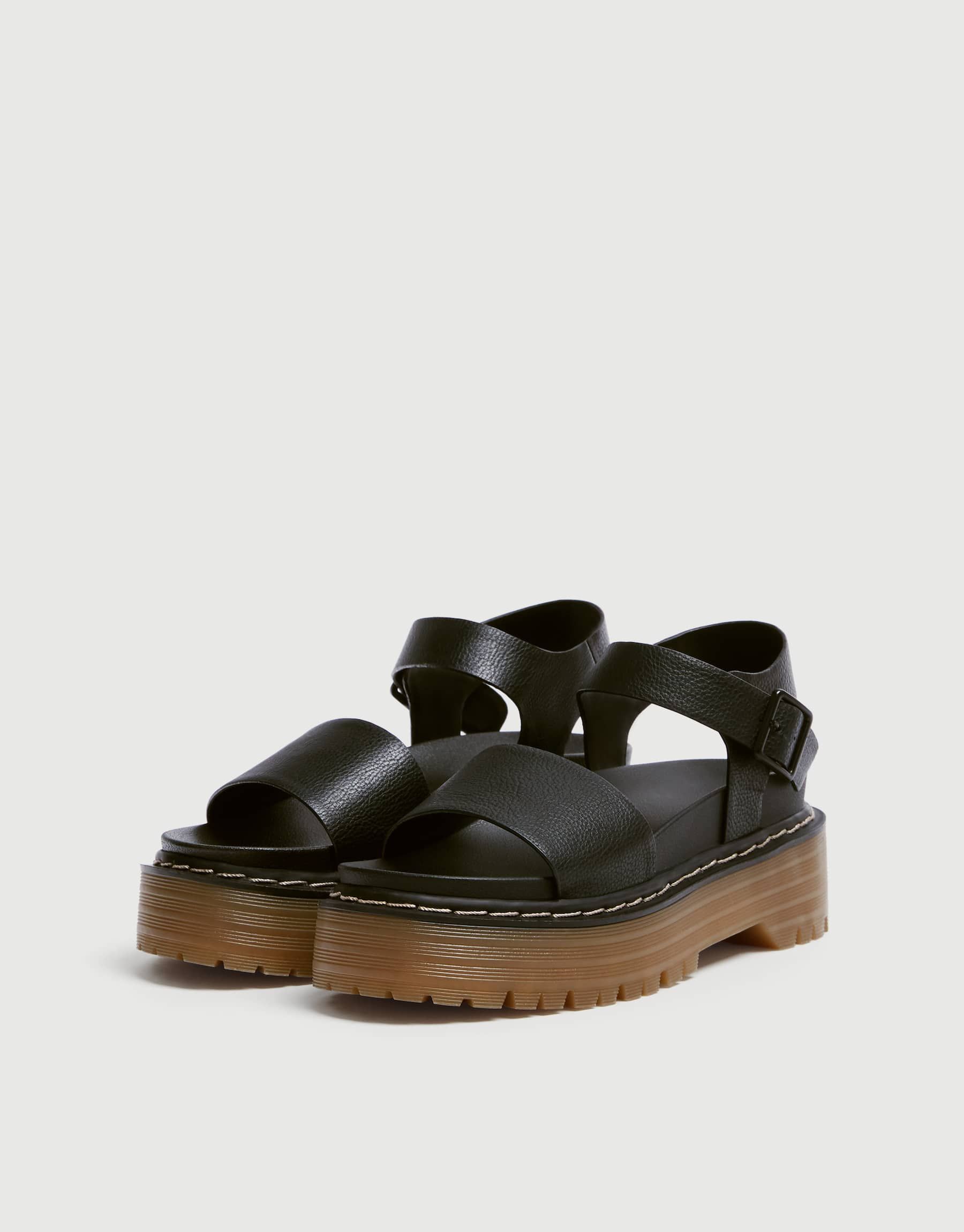 Si eres amante de las Dr.Martens te vas a enamorar de estas sandalias de Pull Bear Pull Bear tiene las sandalias perfectas para amantes de las Dr. Martens