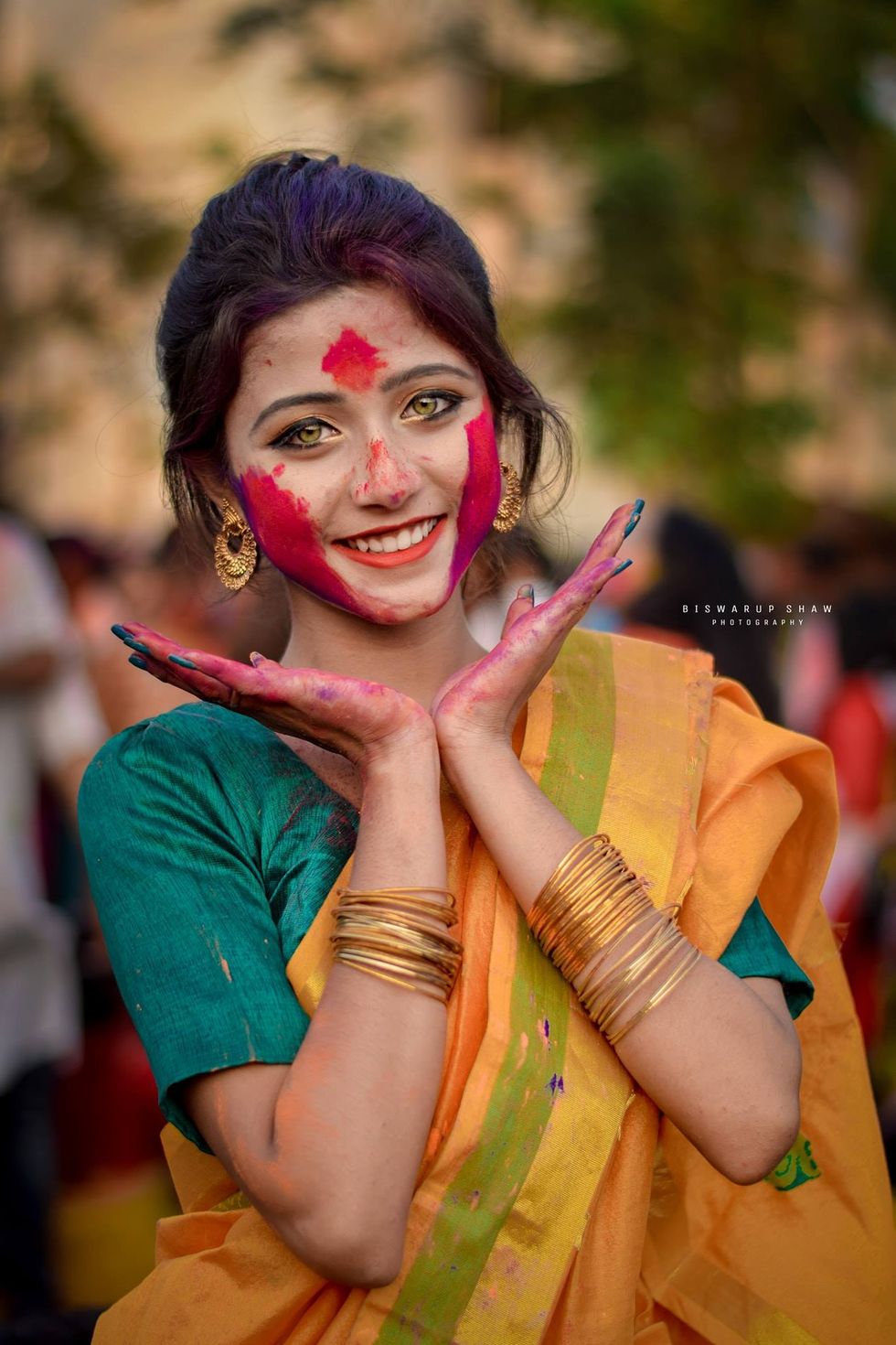 這個印度女孩一晚上成全球熱搜的名字！橄欖綠的雙瞳、美麗的微笑⋯⋯ 但網民發現了她的真實身份！
