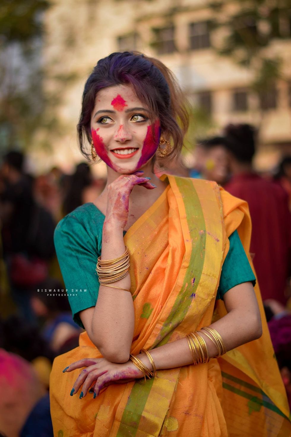這個印度女孩一晚上成全球熱搜的名字！橄欖綠的雙瞳、美麗的微笑⋯⋯ 但網民發現了她的真實身份！