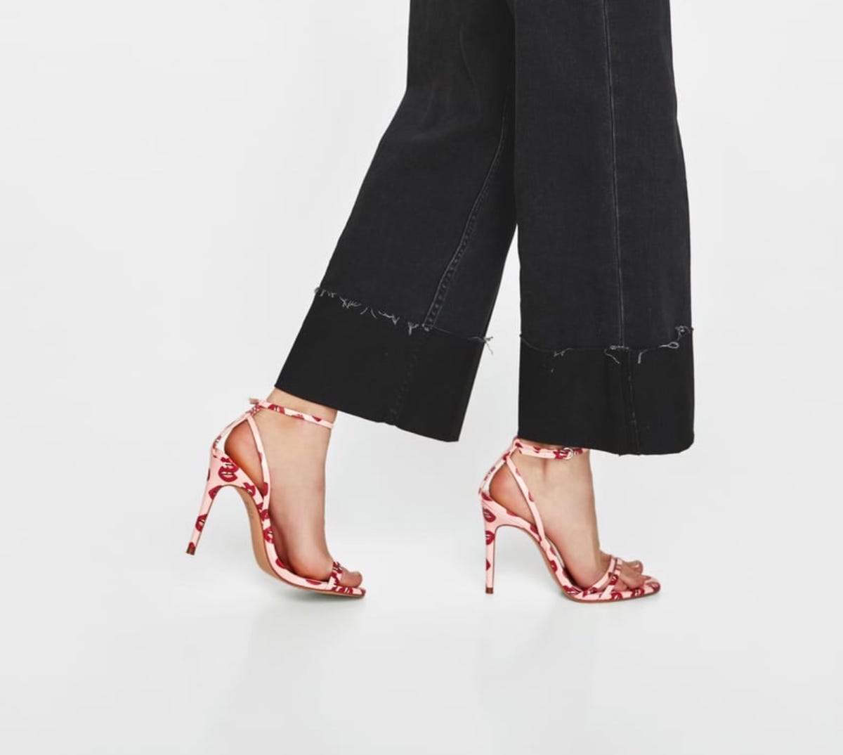 Estampado de besos en las sandalias de Zara Esta primavera vas a