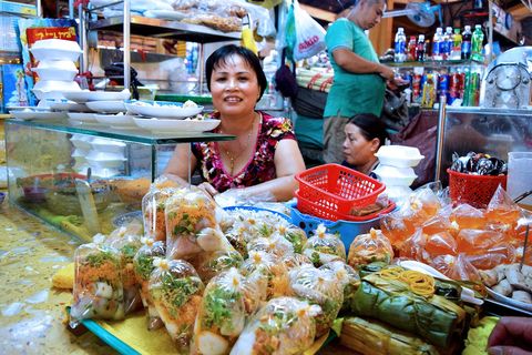 Kort nadat ik deze foto maakte kreeg ik een bordje eten voor mijn neus en begon zij fotos te maken van mij hoe ik haar specialiteit aan het eten was Vietnamezen houden ervan om te kijken hoe je hun eten eet en vinden het prachtig als buitenlanders aan komen schuiven bij hun eetkraam Doen