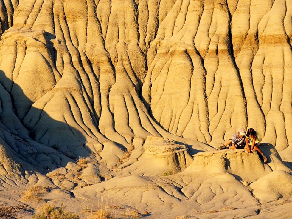 In het Dinosaur Provincial Park in de Canadese deelstaat Alberta onderzoeken twee kinderen het prehistorische landschap waar experts fossielen van 35 verschillende soorten dinosaurirs hebben opgegraven