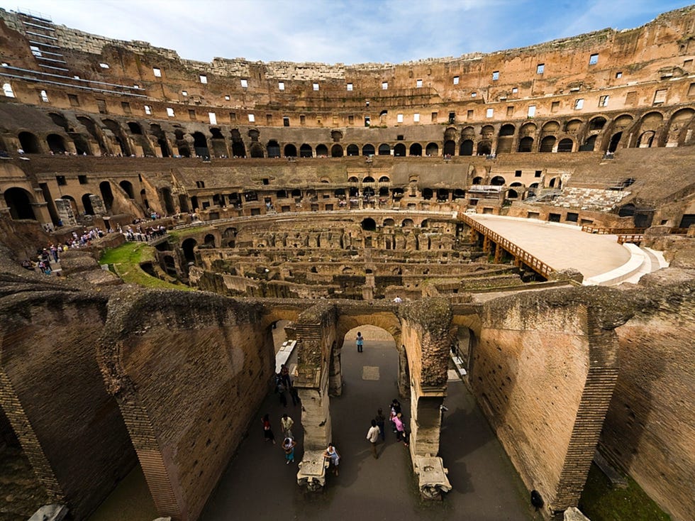 Tijdens het bezichtigen van het Colosseum in Rome stappen toeristen in een tijd waarin dit amfitheater werd gebruikt voor het houden van wagenrennen en soms dodelijke duels tussen gladiatoren