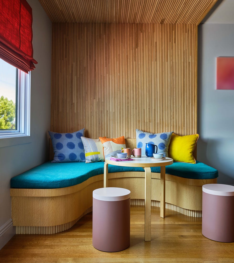esta preciosa casa centenaria sorprende con una reforma en la que los colores intensos y los muebles de diseño son protagonistas