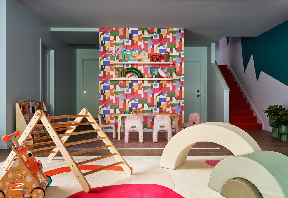 esta preciosa casa centenaria sorprende con una reforma en la que los colores intensos y los muebles de diseño son protagonistas