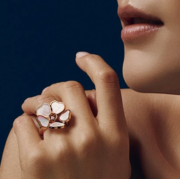 一個女生戴著粉色花朵戒指