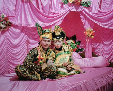 Een pasgetrouwd stel poseert voor Fadli De bruidegom komt uit Ambon maar hield de bruiloft op het eiland van zijn geliefde