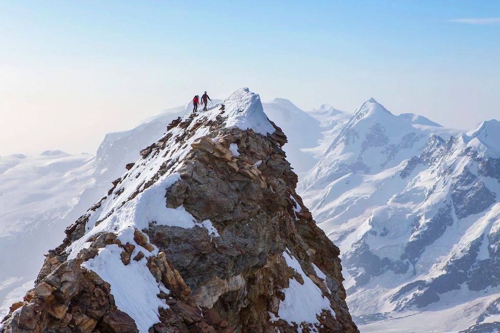 De Matterhorn de geboorteplek van bergtoerisme is veruit de meest herkenbare en waarschijnlijk ook meest gefotografeerde berg van Europa Met 4478 meter is het weliswaar niet de hoogste berg van de Zwitserse Alpen maar deze volmaakte piramide zorgt voor een versnelde hartslag bij eenieder die het natuurwonder in zicht krijgt aldus alpinist en outdoorfotograaf Menno Boermans in zijn verhaal over deze magnifieke bergLocatie In de Walliser Alpen op de grens van Zwitserland en ItaliHoogte 4478 meterLees ook onze 10 tips om de Matterhorn te fotograferen