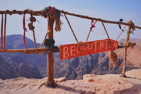 Als ik verder de AdDeir berg opklim zie ik wat er in het verlengde van Petra ligt een panoramauitzicht over het gebied legt de mini Grand Canyon van Jordani bloot Wanneer ik me omdraai kijk ik neer op het klooster dat ineens heel klein lijkt te zijn geworden maar desalniettemin niet minder indrukwekkend In een bedoeenentent boven op de berg plof ik neer om bij te komen van de klim omhoog en te genieten van het uitzicht