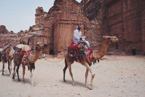 Een straat met de ene graftombe nog mooier dan de andere brengt je dieper en dieper de historische stad in You want camel ride miss Arabische mannen rijden op kamelen en ezels op en neer door de zogenaamde Street of Faades Ooit waren deze tombes net zo mooi en groots als AlKhazneh ofwel de schatkamer van Petra vertelt Salah Rijke families betaalden in de eerste eeuw voor Christus veel geld om een dergelijke tombe te laten maken Erosie heeft de tombes flink beschadigd maar dat maakt ze niet minder indrukwekkend
